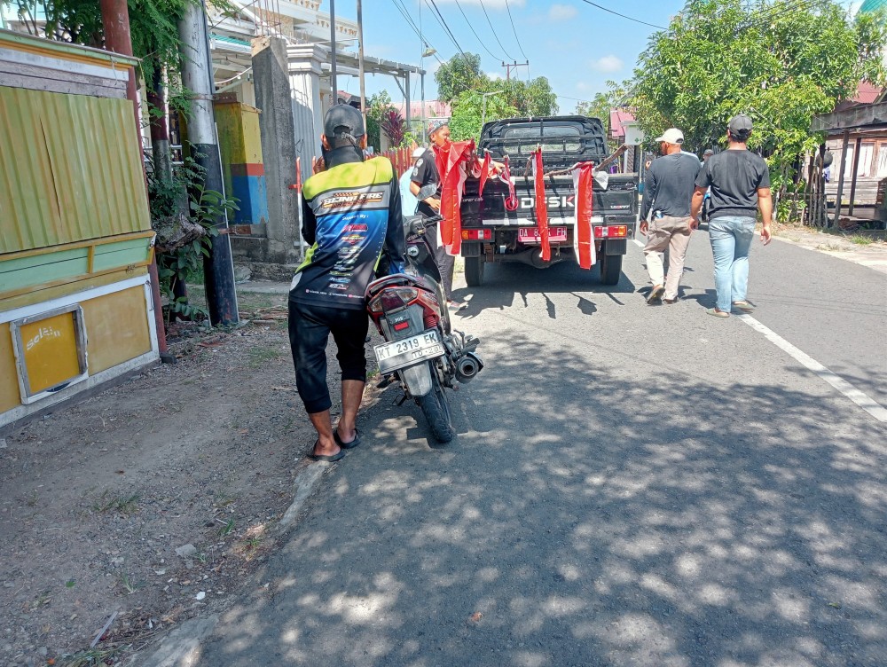 Pemasangan Bendera Merah Putih dan Umbul-Umbul Sambut HUT ke-80 RI di Desa Baru